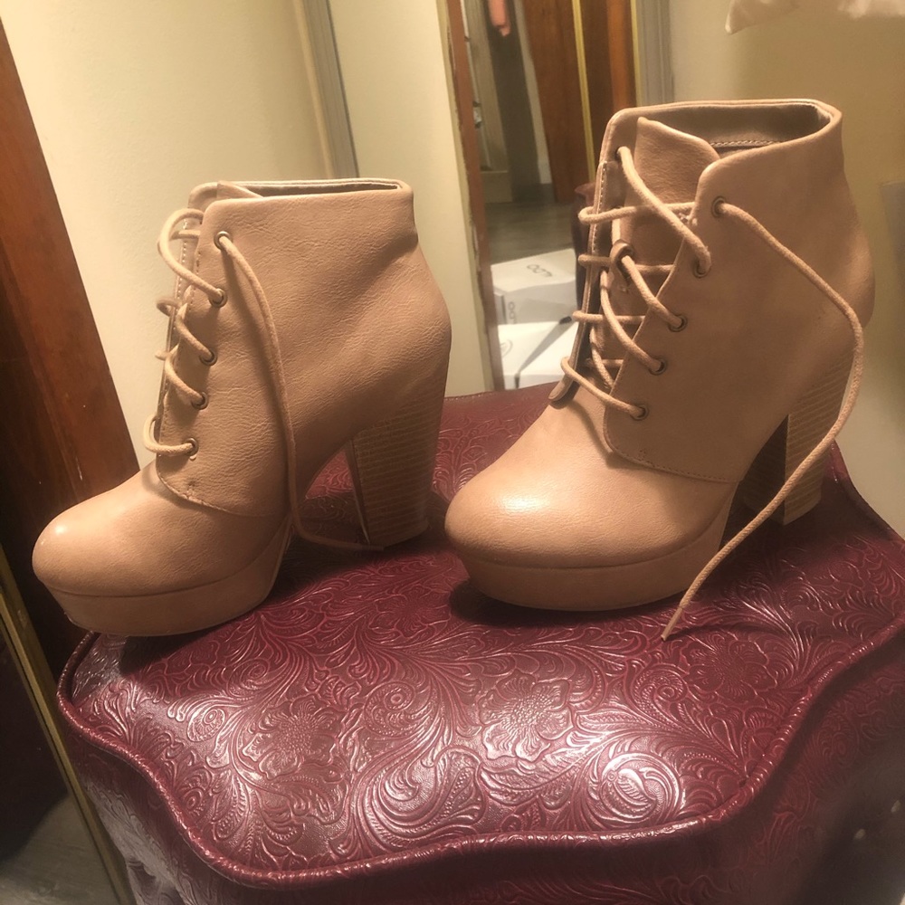 Charlotte Russe brandnew heeled boots. Size:6